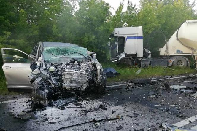 Tragedia o poranku! Cysterna ZMIAŻDŻYŁA hondę, nie żyje kierowca z Końskich!