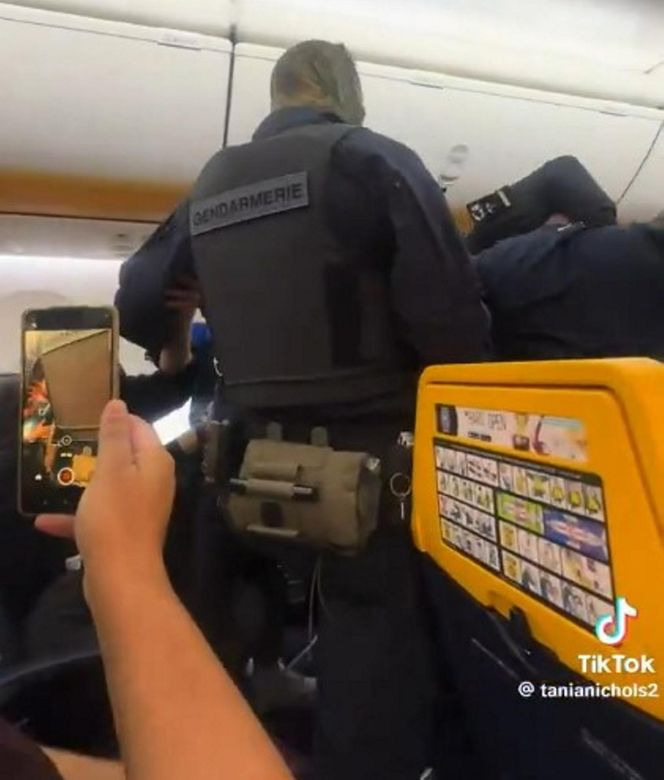 Bijatyka w samolocie! Wieczór kawalerski doprowadził do katastrofy. Zobacz wideo