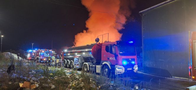 Strażacy walczyli z ogniem na składowisku odpadów w Bełżycach