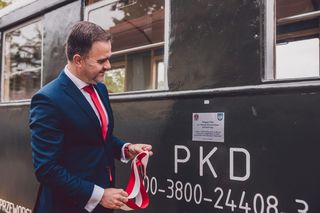 Kolejka do zaszczytów. Wagon imienia starosty wywołuje kontrowersje!