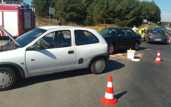 Zderzenie dwóch osobówek na obwodnicy Brodnicy. Jedna osoba trafiła do szpitala! [ZDJĘCIA]