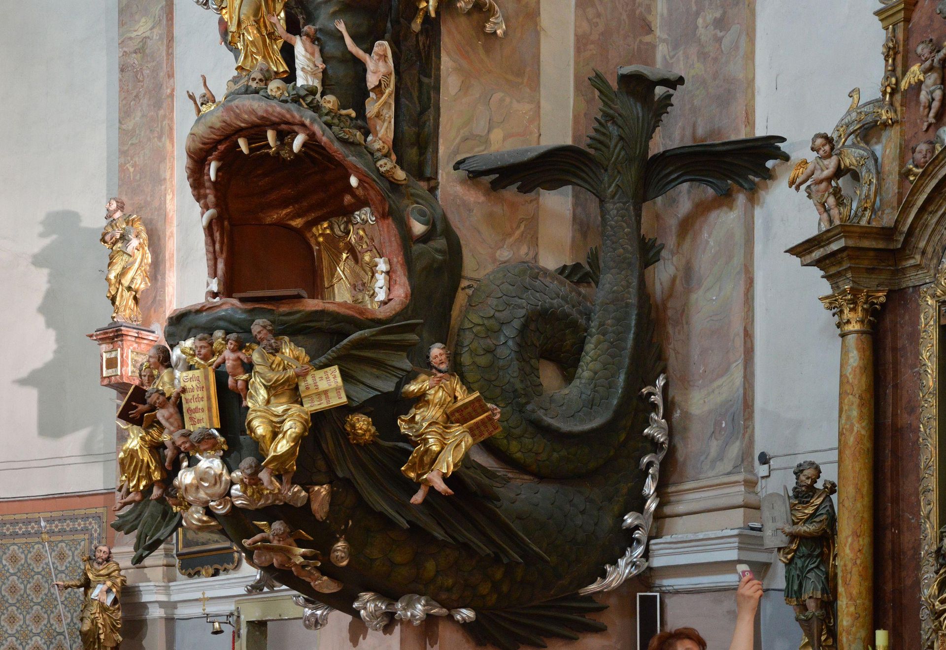 Ambona wieloryb w kościele w Dusznikach Zdroju