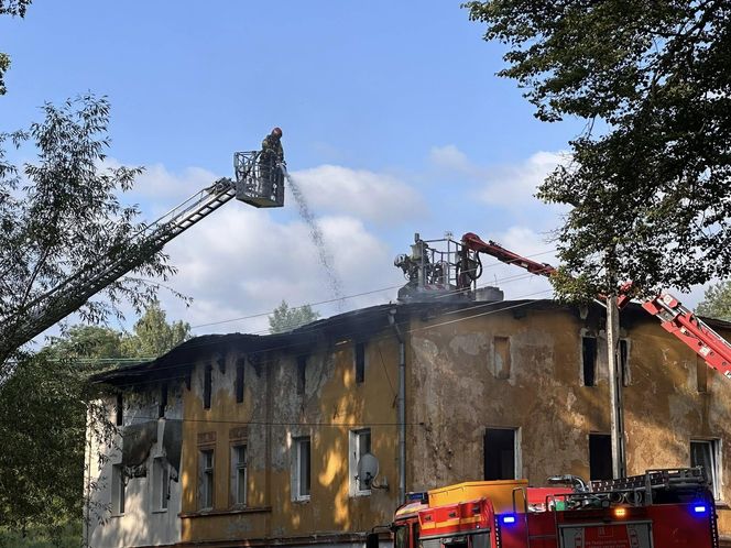 Dramatyczny pożar na Dolnym Śląsku. Mężczyzna ewakuowany przez okno, budynek doszczętnie zniszczony