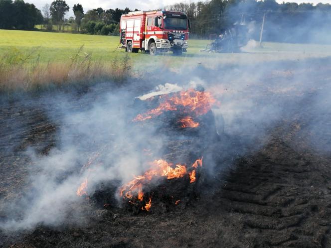 Pożar maszyny rolniczej, rżyska słomy i zboża - Lipowina gm. Braniewo