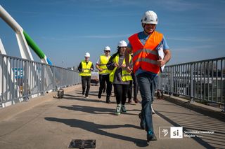 Weszli na kładkę i po chwili aż się zatrzęsło! Niecodzienna sytuacja na placu budowy