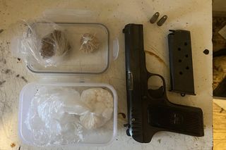 Schował się pod materacem w dziecięcym pokoju. Miał broń i narkotyki. 33-latek usłyszał zarzuty