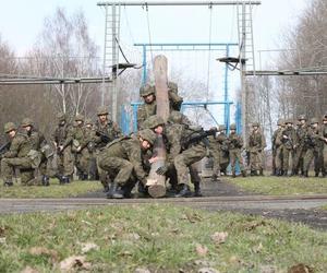 Akademia Wojsk ladowych we Wrocławiu przyjmie niemal 900 osób. Gwarantuje wyżywienie i atrakcyjne uposażenie