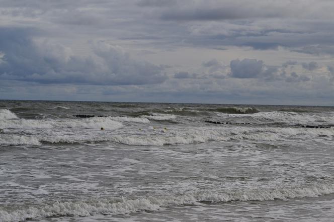 Na Bałtyku panuje sztorm. Północno-zachodni wiatr sprawia, że woda wlewa się do portów. 