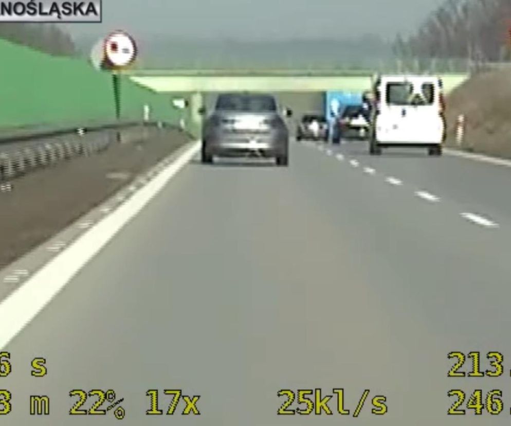 Kierowca pędził 214 km/h po dolnośląskiej drodze. Zobacz nagranie z policyjnej kamery