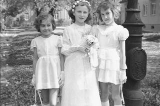 Tak wyglądały kiedyś komunie! Suknie jak gwiazdy Dynastii. Moda zmieniała się przez lata 