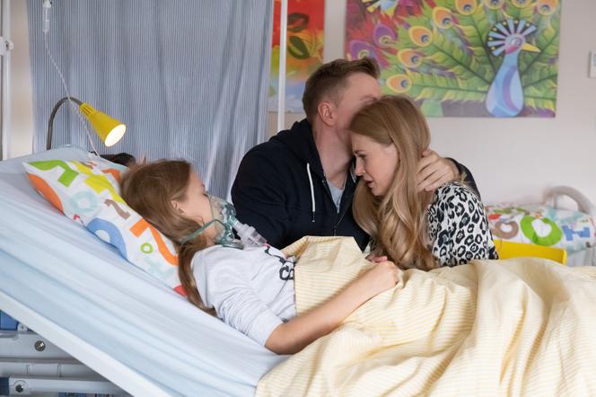 Na Wspólnej odc. 3020. Elżbieta (Paulina Chapko), Igor (Kuba Wesołowski), Julka (Maja Oświecińska