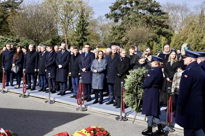 Joanna Racewicz ociera łzy przy grobie męża, pocieszyła ją Barbara Nowacka