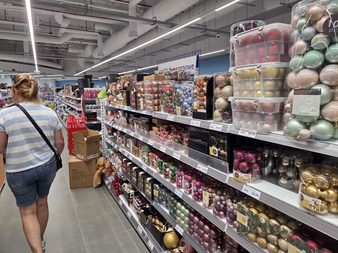 Lato się kończy, a w sklepach już święta Bożego Narodzenia. Klienci w szoku. "To przesada!"