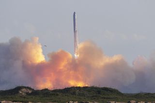 Starship dokonał niemożliwego. Efektowne lądowanie w Oceanie Indyjskim