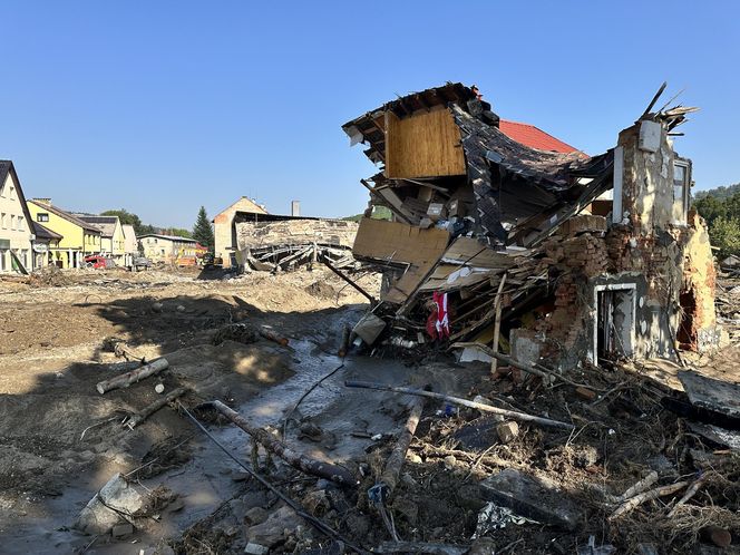 Stronie Śląskie strażacy szukają ludzi w samochodach i budynkach