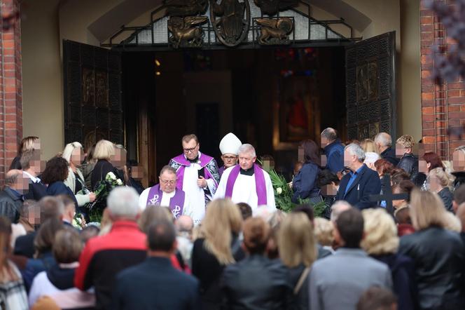 Biały miś obok urny Oliwierka rozrywa serca. Chłopiec zginął z rodzicami w tragicznym wypadku na A1