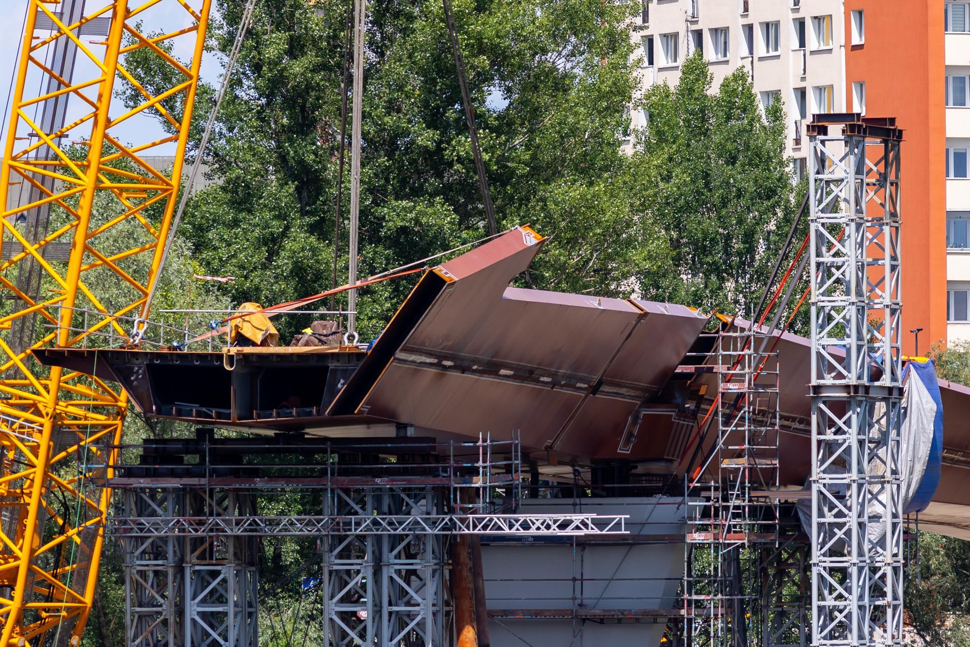 Kładka przez Wisłę w Warszawie: montaż ustroju nośnego