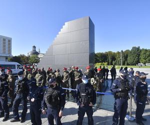 Pomnik Smoleński zniknie z placu Piłsudskiego? Zapadła pilna decyzja