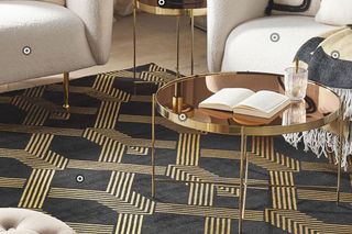 Czy czarny dywan w salonie jest już passé?  Podpowiadamy, jaki kolor dywanu jest najmodniejszy!