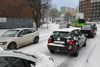 Śląsk: Autobusy nie są w stanie podjechać pod górę. Tworzą się korki