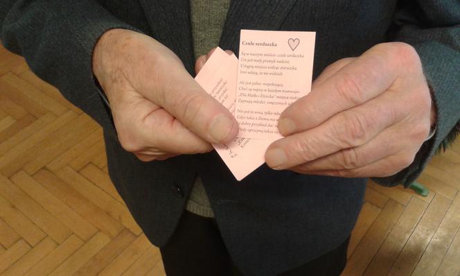 Wierszyk na kartce, którą rozdaje pan Jan.