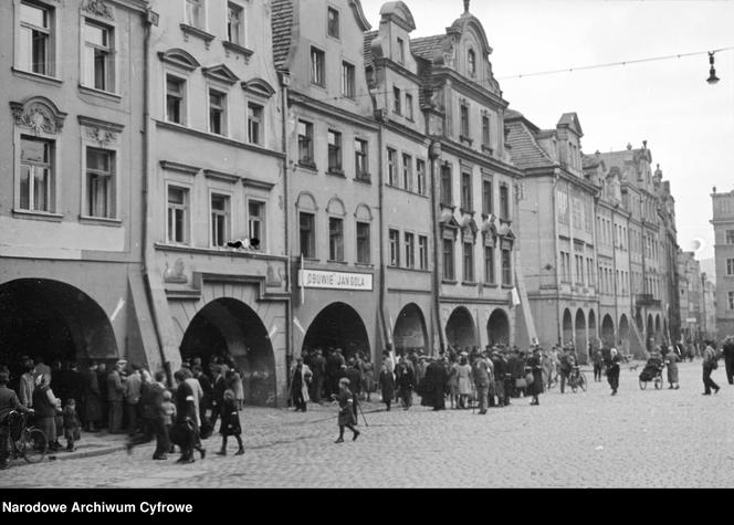 Tak wyglądała Jelenia Góra po wojnie. Zobacz migawki z życia miasta 