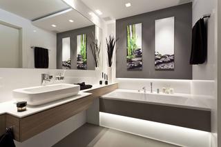 Nowoczesne formy w białej łazience w stylu nowoczesnym