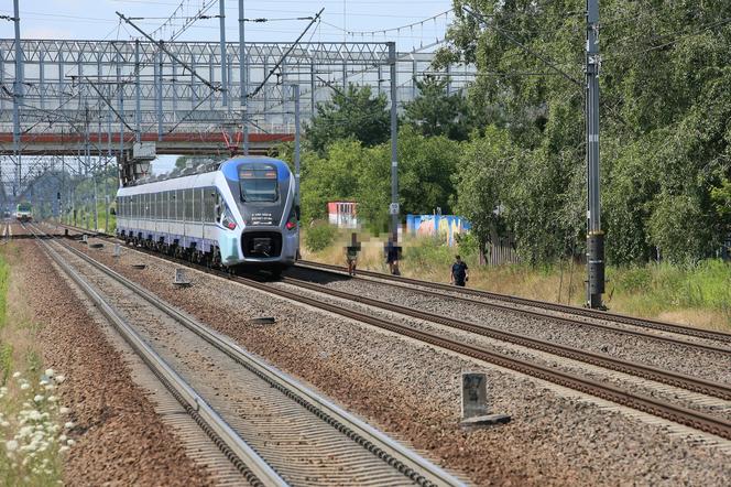 Makabra na torach w Ursusie. Pociąg śmiertelnie potrącił kobietę