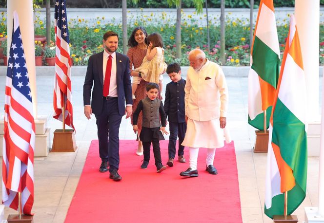 Rozmowy pokojowe w Delhi. Wiceprezydent USA Vance: Rosja i Ukraina będą musiały dokonać wymiany terytoriów.