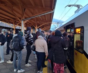 Kolejowy koszmar we Wrocławiu. Ludzie wiszą na drzwiach, podróżujemy jak sardynki 