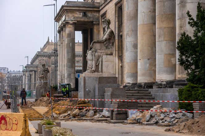 Trwa przebudowa części dawnego Placu Defilad w plac Centralny