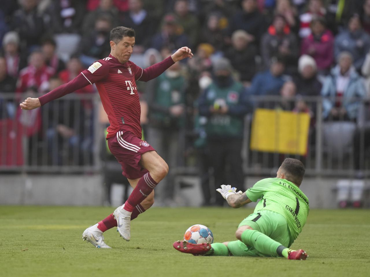 Bayern - Augsburg RELACJA NA ŻYWO: Gikiewicz i Gumny powstrzymują Lewego! Polski hit w Bundeslidze [WYNIK, SKŁADY]