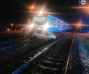 66-latka pomyliła tory z drogą i wjechała pod pociąg. Pasażer spał, gdy doszło do tragedii