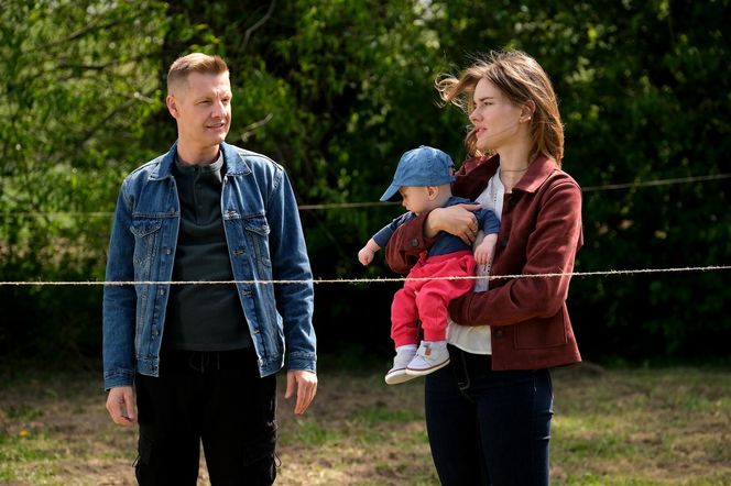 M jak miłość, odcinek 1875: Dramatyczny przyjazd Franki, Pawła i ich synka do Grabiny! Dojdzie do makabrycznego wypadku - ZDJĘCIA