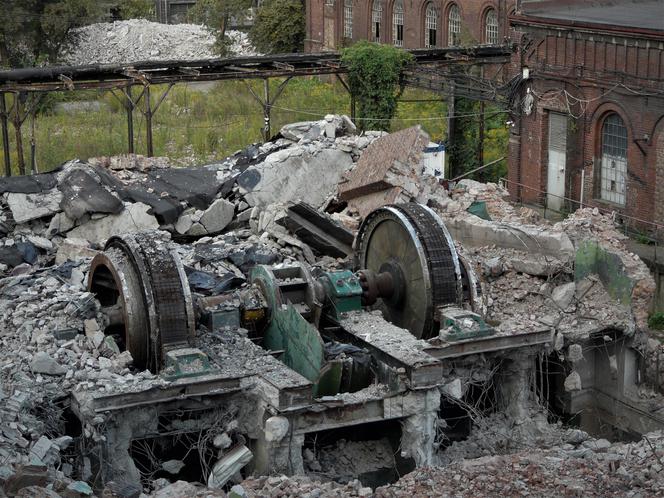 Opuszczona kopalnia Mysłowice tak wyglądała jeszcze rok temu. Ruiny wyburzono, został tylko szyb 