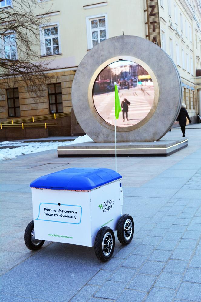  Warszawa miastem robotów. Parzą kawę, przynoszą paczki, dostarczają pizzę i śpiewają Sto lat