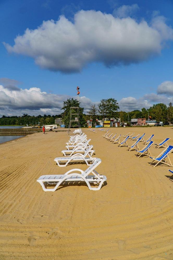 Darmowe leżaki i hamaki na plaży miejskiej w Giżycku. Zobacz zdjęcia