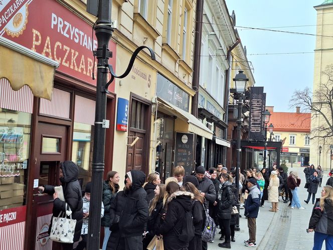 Rzeszowianie tłumnie ruszyli po pączki w Tłusty Czwartek 