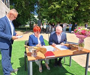 W ścianie budynku powstającego Branżowego Centrum Umiejętności w branży elektroenergetyki zamurowana została także kapsuła czasu