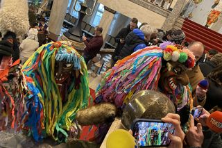 Żywieckie dziady narobiły larma w Katowicach. Barwny korowód przeszedł ulicami miasta