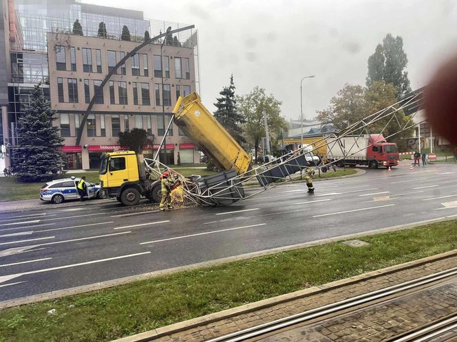  42-latek nie zamknął wywrotki i zniszczył bramownicę. Dostał ogromny mandat [ZDJĘCIA].