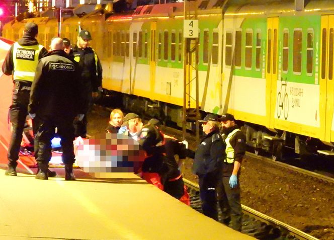 Młody mężczyzna wpadł między peron a pociąg w Warszawie. Został zmiażdżony