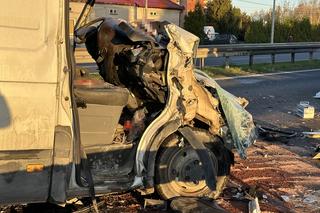  Siódemka sparaliżowana po potwornym zderzeniu. Pasażerowie są zakleszczeni 