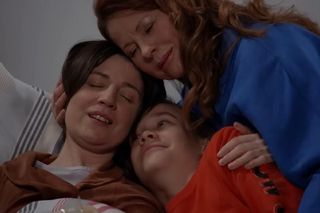 Pierwsza miłość odc. 4019. Kinga (Aleksandra Zienkiewicz), Teresa Żukowska (Ewa Skibińska), Maciek (Yan Polovnikov)