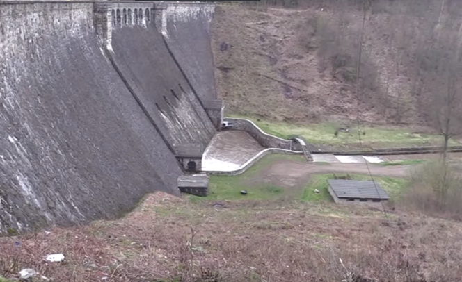 Wieś ukryta w jeziorze na Dolnym Śląsku. Teraz została odsłonięta! [WIDEO]