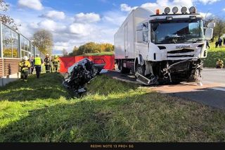 Osobówka zmiażdżona przez tira. W środku zakleszczony 40-latek. Nie udało sięgo ocalić