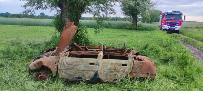 Spalony wrak samochodu zawisł na drzewie. Niecodzienna interwencja w Radostowie