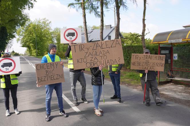 Protest mieszkańców Załęża. Nie chcą tirów na drodze do magazynu Stokrotki
