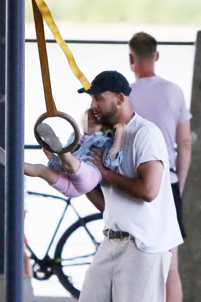 Maciej Pela z córeczkami nad Wisłą