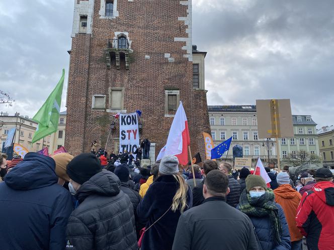 Demonstracja w Krakowie przeciwko "Lex TVN"